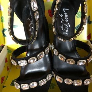 1 pair, Lemon Drop shoes by Priveleged, Size 8.5